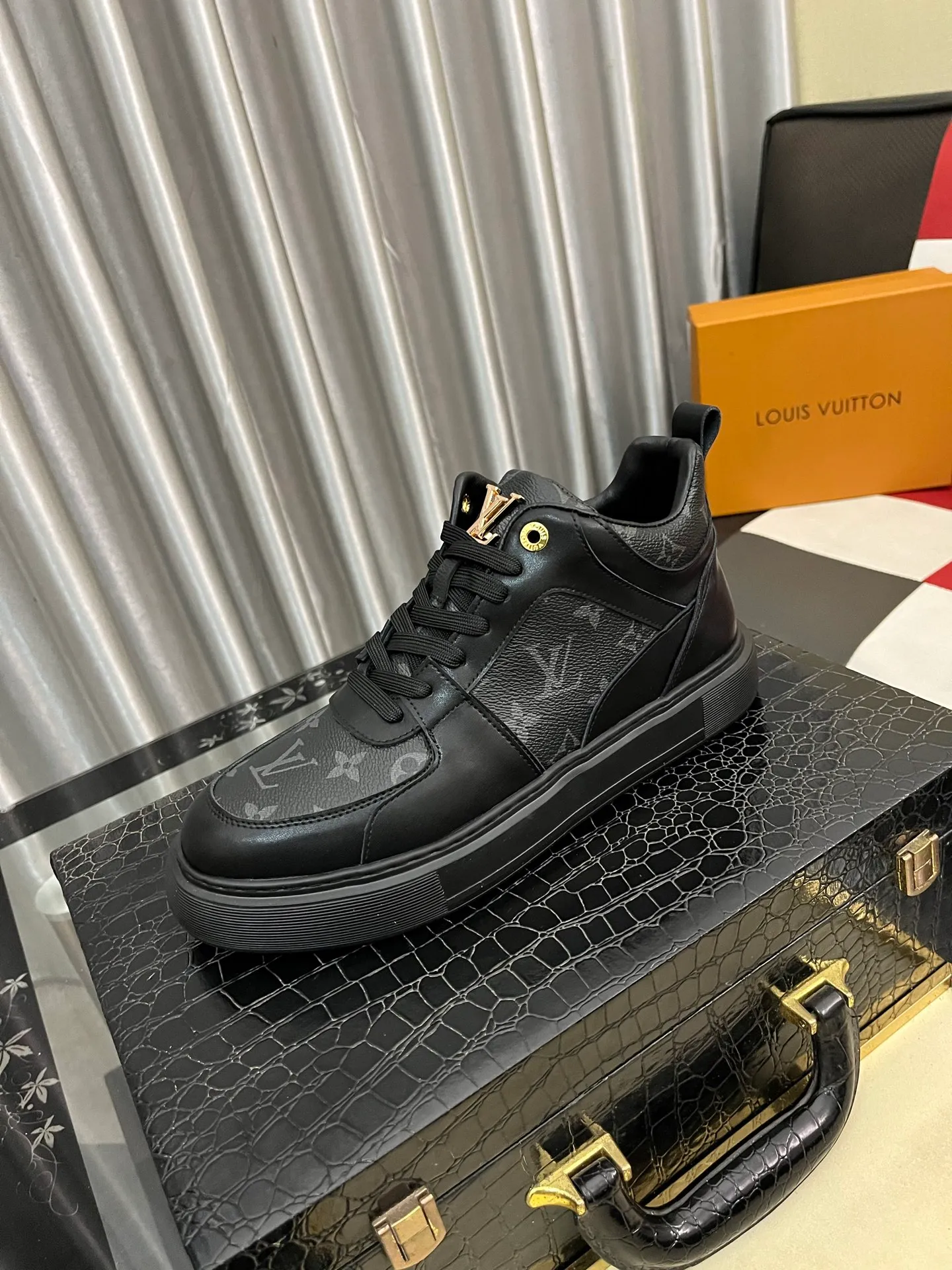 Men's shoes 💰458⌚️⌚️《Louis vuitton/LV Louis Vuitton》original quality.~ Unique modern style sneakers. 🏃A must-have casual shoe for trendy men😍😍 Original brand imported from Italy, imported original leather, cowhide lining (refuses to discolor and grind feet) sole: original sole provided by the original factory, French lazy style design ⚠️Fit to the feet, original quality, super comfortable original sole. Code number: 38-442️⃣Colors available